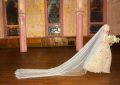 「后翼弃兵」仙女女星安雅·泰勒-乔伊公开婚纱照，庆祝结婚2周年缩略图