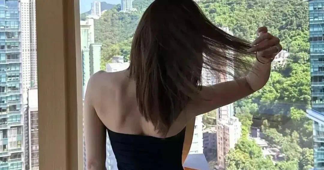 38岁克拉拉近况如何？黑丝吊带裙加身，身材曼妙似少女，简直不敢信她38！插图1