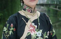 63岁刘雪华近照大公开，一头白发瘦得让人心疼，无子女陪伴，独居日子挺辛酸缩略图