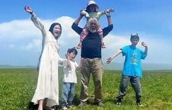 张纪中蹬三轮载老婆逛街，手拉手跑着玩，3岁闺女亮相超像爸缩略图