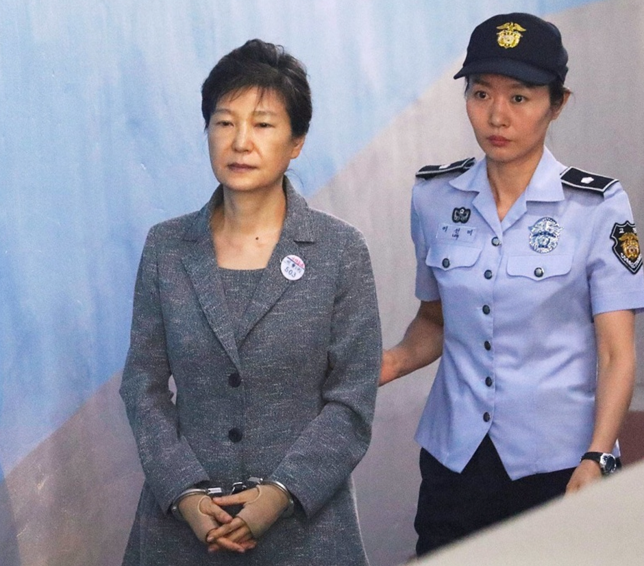 李英爱被牵扯进闺蜜门，据说跟总统夫人金建希关系很铁，爆料的人又被查了插图1