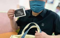 56岁赵正平宣布小22岁的老婆怀孕了！两人年初才刚结婚缩略图