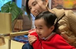李亚鹏老婆重返T台，带2岁半女儿走秀，小姑娘超淡定缩略图