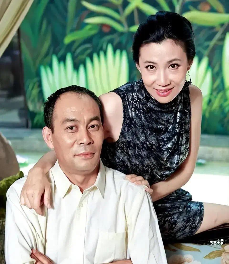 张光北夫妻一起亮相活动，60岁的老婆身材真好，状态满分，太美了插图1