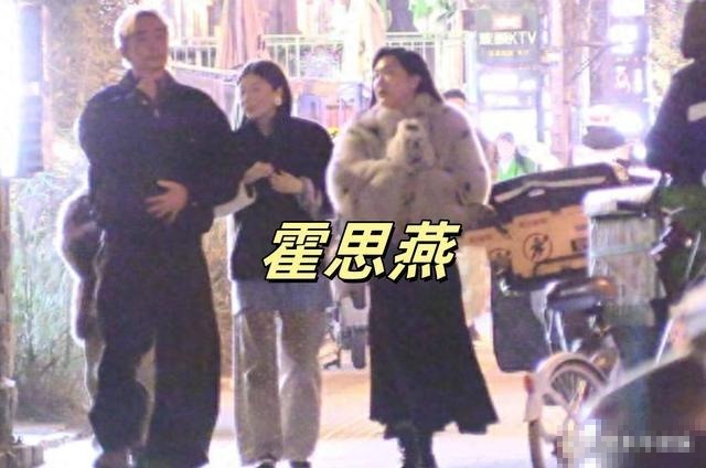 霍思燕带8岁女儿吃饭，母女俩穿得有点尴尬，孩子衣服还不合身！插图