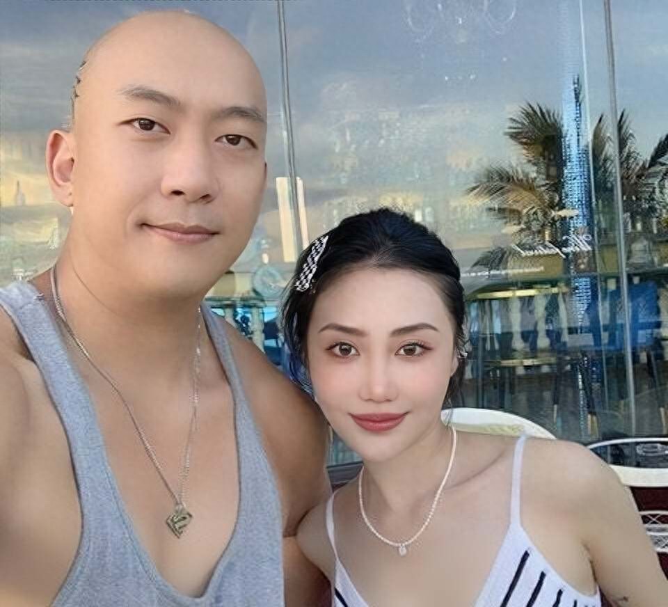 恭喜啦！TVB男星宣布老婆顺利生下女儿，现在转行去机场当操作员养家糊口插图