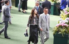 李嘉欣和老公许晋亨马场现身，54岁依然美艳动人，撩发间风情万种缩略图