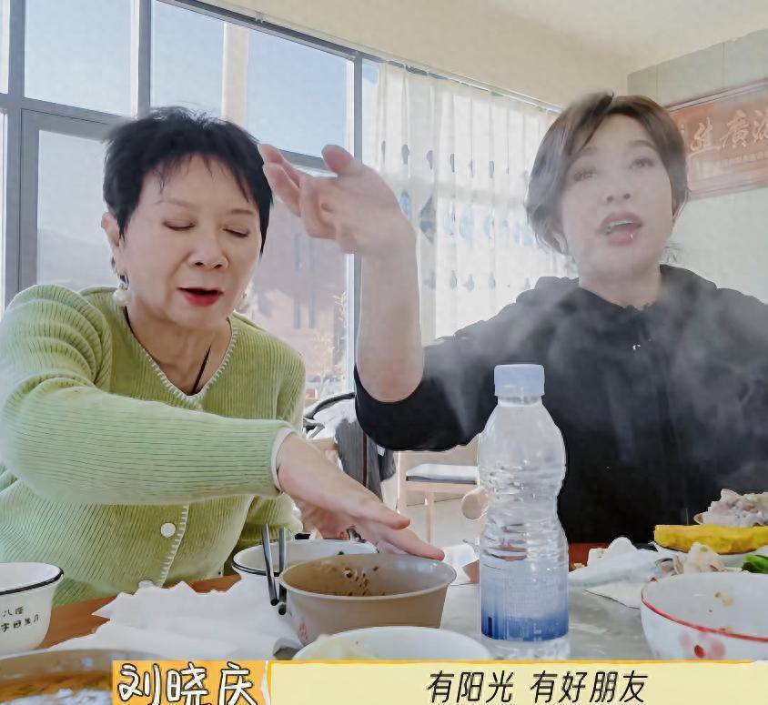 看74岁刘晓庆能吃多少，难怪她走路带风，蔡明：你真牛插图