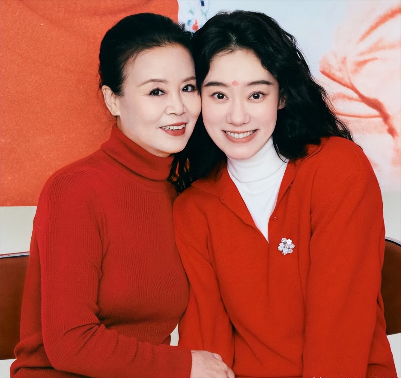 张小斐和老妈一起出镜，老妈美貌逆天超越女儿插图