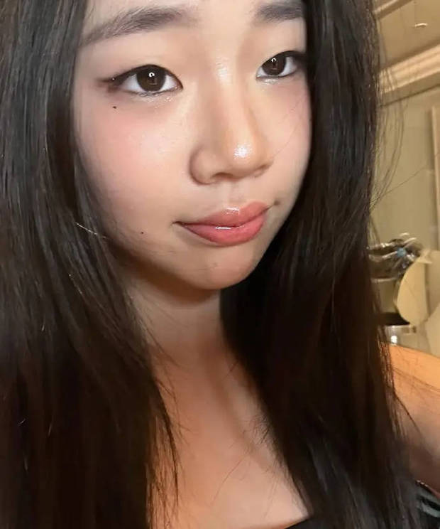 小S的三女儿许老三自拍啦，笑得超甜！插图