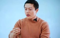 哪吒2官方辟谣：导演饺子穿的毛衣就是普通款啦缩略图