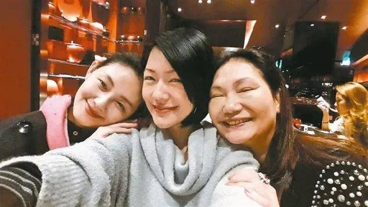 大S托梦亲友诉说婚姻苦，网友：S家这戏还要演多久？插图