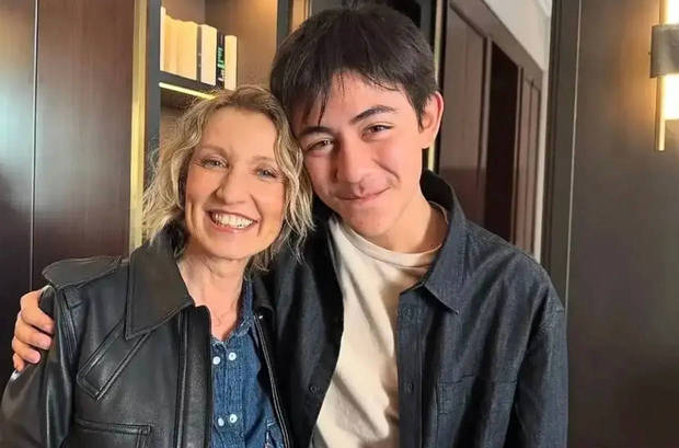 诺一在法国新闻上露脸，笑得有点害羞，满满的少年感扑面而来插图