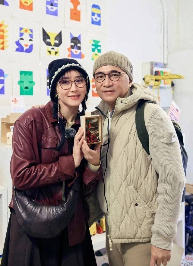 47岁的胡静回马来西亚参加聚会！淡妆还是挡不住发际线高，朱兆祥头发油亮插图
