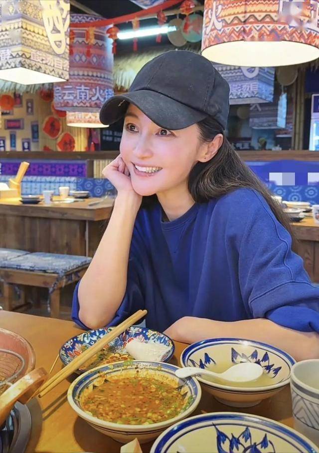 姚笛出去和闺蜜吃饭，经历打码风波后瘦了好多，想复出还挺难！插图1