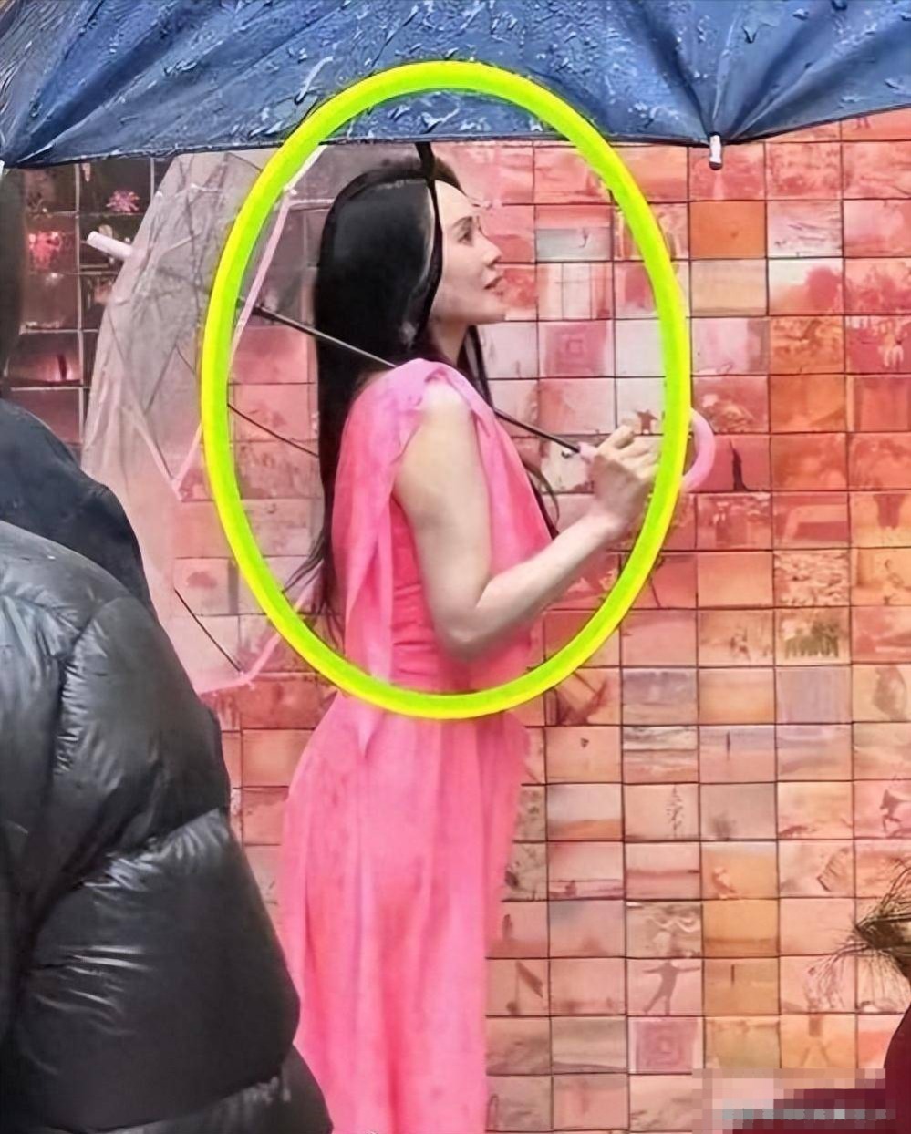 57岁的伊能静真不服老！在巴塞罗那穿裙子拍照，路人镜头下的她超真实的插图