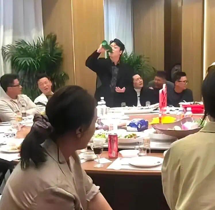 章子怡好可爱，乌尔善带老婆来聚餐，肖央狂喝一整瓶啤酒，陈凯歌亲自端杯！插图1