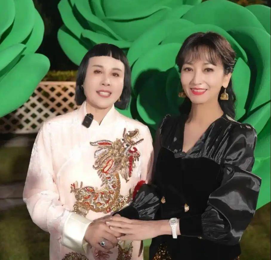 71岁赵雅芝直播翻车，美颜开太猛，小13岁网红喊她阿姨插图1