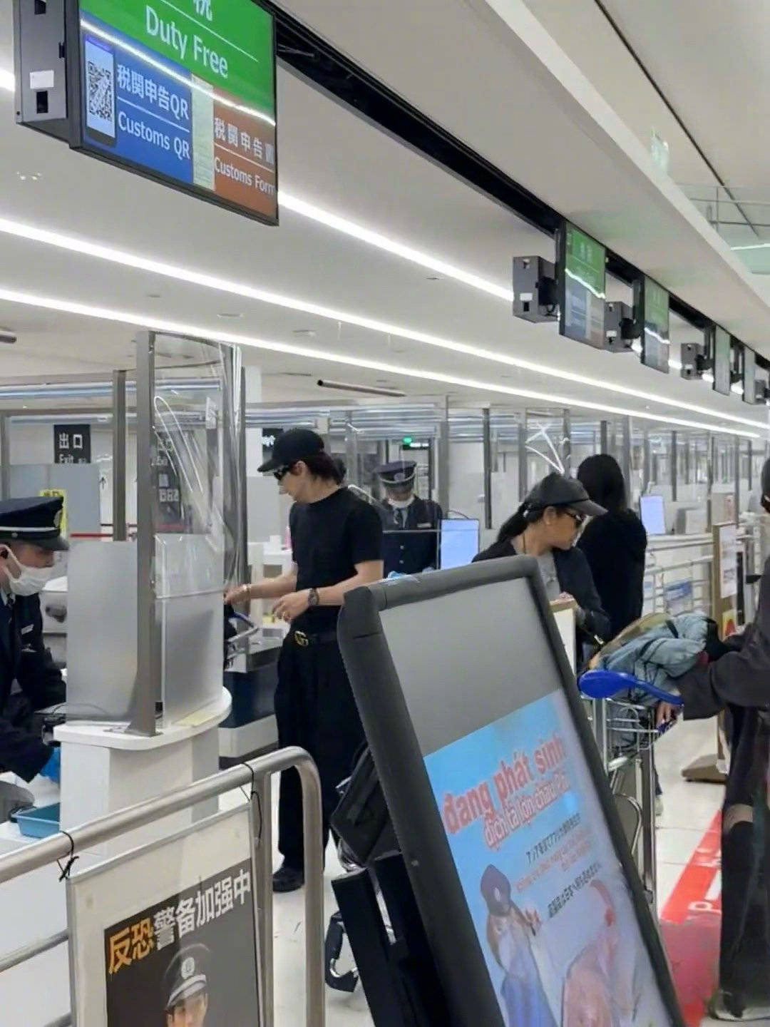 戚薇李承铉带女儿现身日本机场！10岁Lucky乖巧模样超抢镜插图
