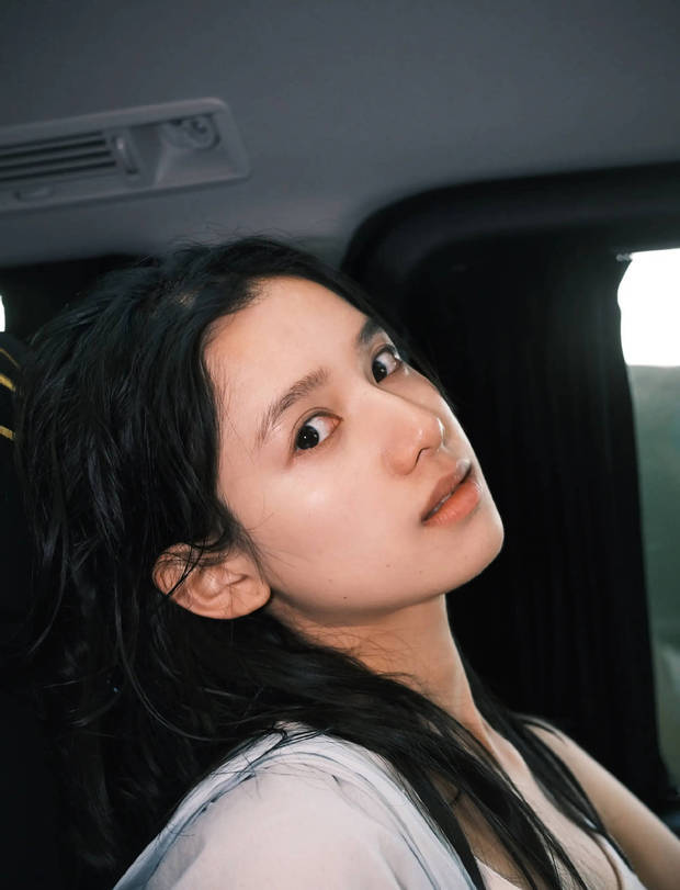张婧仪夏日随手拍曝光，光影中的侧颜美出文艺感插图