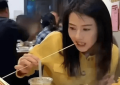 45岁高圆圆在重庆吃串串香，穿小黄香风外套还是那么仙，女神颜值太能打了！缩略图