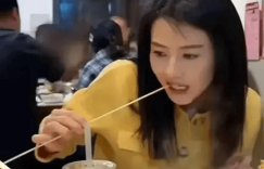 45岁高圆圆在重庆吃串串香，穿小黄香风外套还是那么仙，女神颜值太能打了！缩略图