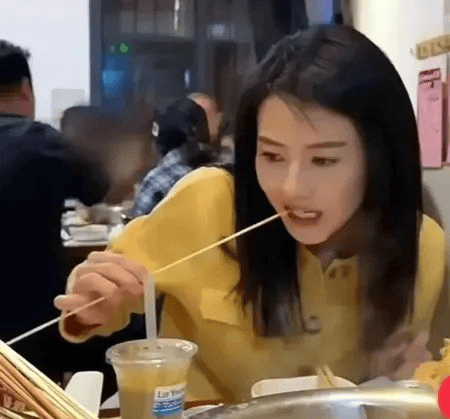 45岁高圆圆在重庆吃串串香，穿小黄香风外套还是那么仙，女神颜值太能打了！插图