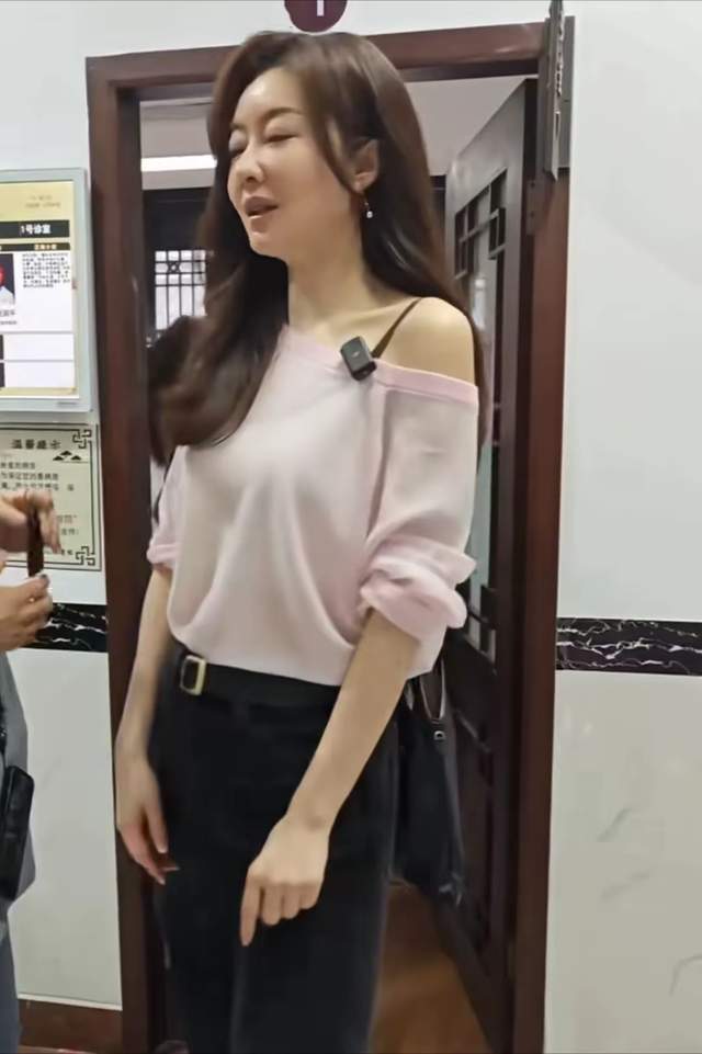 熊黛林素颜现身杭州老店看病，法令纹明显，医生亲自送别插图1