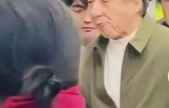 71岁成龙在美国露面，头发花白显老态，嚼口香糖还是那么帅缩略图