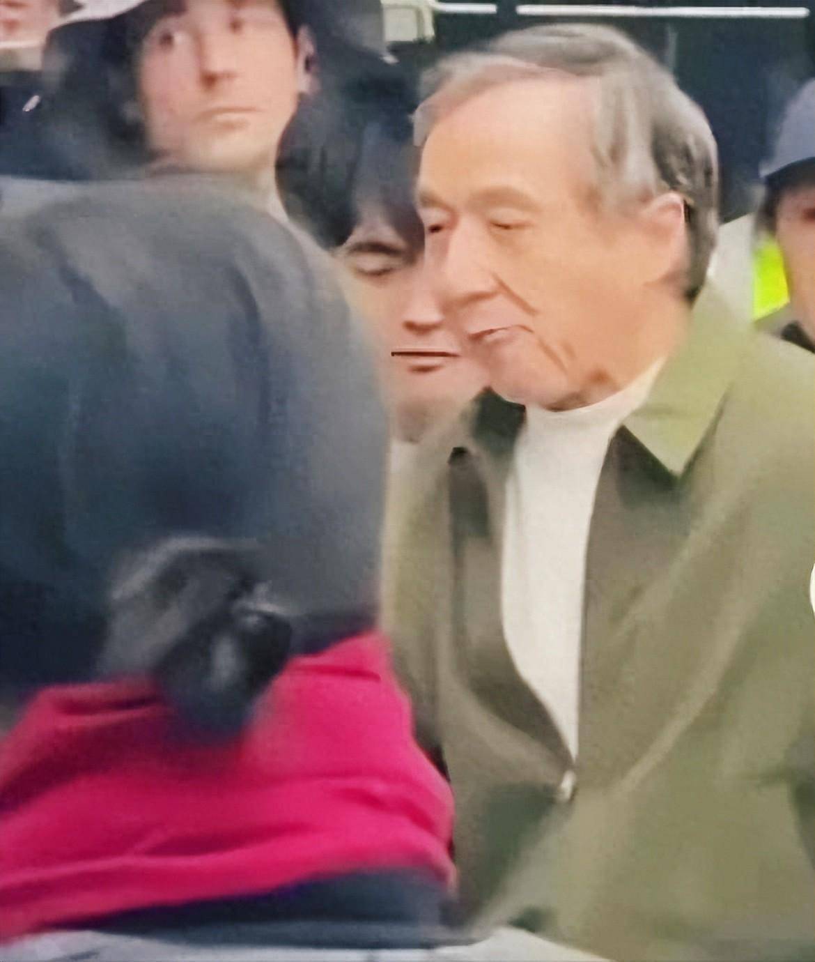 71岁成龙在美国露面，头发花白显老态，嚼口香糖还是那么帅插图