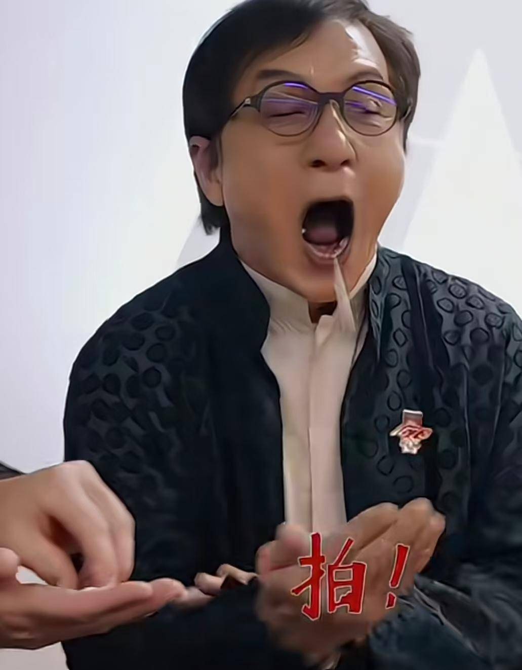 71岁成龙在美国露面，头发花白显老态，嚼口香糖还是那么帅插图1