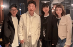 黄渤51岁回乡探亲，浓妆上阵像网红，看起来超年轻像小鲜肉缩略图