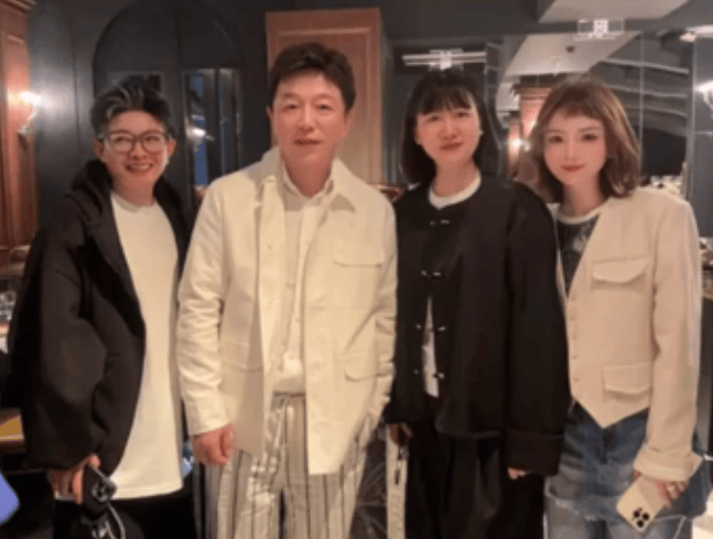 黄渤51岁回乡探亲，浓妆上阵像网红，看起来超年轻像小鲜肉插图