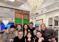 刘恺威50岁回港过年，穿灰卫衣聚会超有型，低调简约又帅气！缩略图