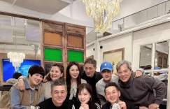 刘恺威50岁回港过年，穿灰卫衣聚会超有型，低调简约又帅气！缩略图