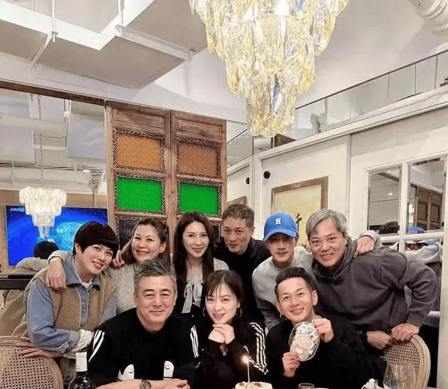 刘恺威50岁回港过年，穿灰卫衣聚会超有型，低调简约又帅气！插图