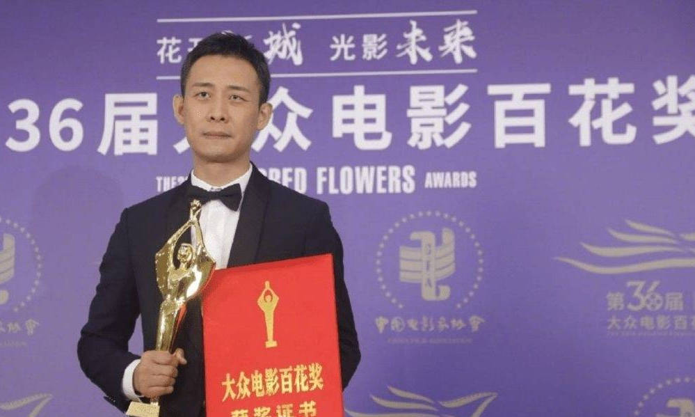 贾玲拿百花奖张小斐激动哭了！认识11年，一起拍的电影票房破54亿！娱乐圈也有真友情插图