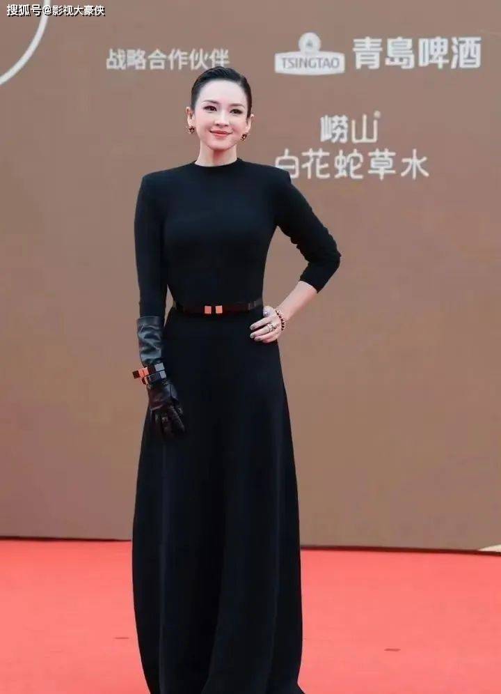 章子怡接儿子放学被拍，4岁醒醒帅到炸，网友：这基因太逆天了插图1