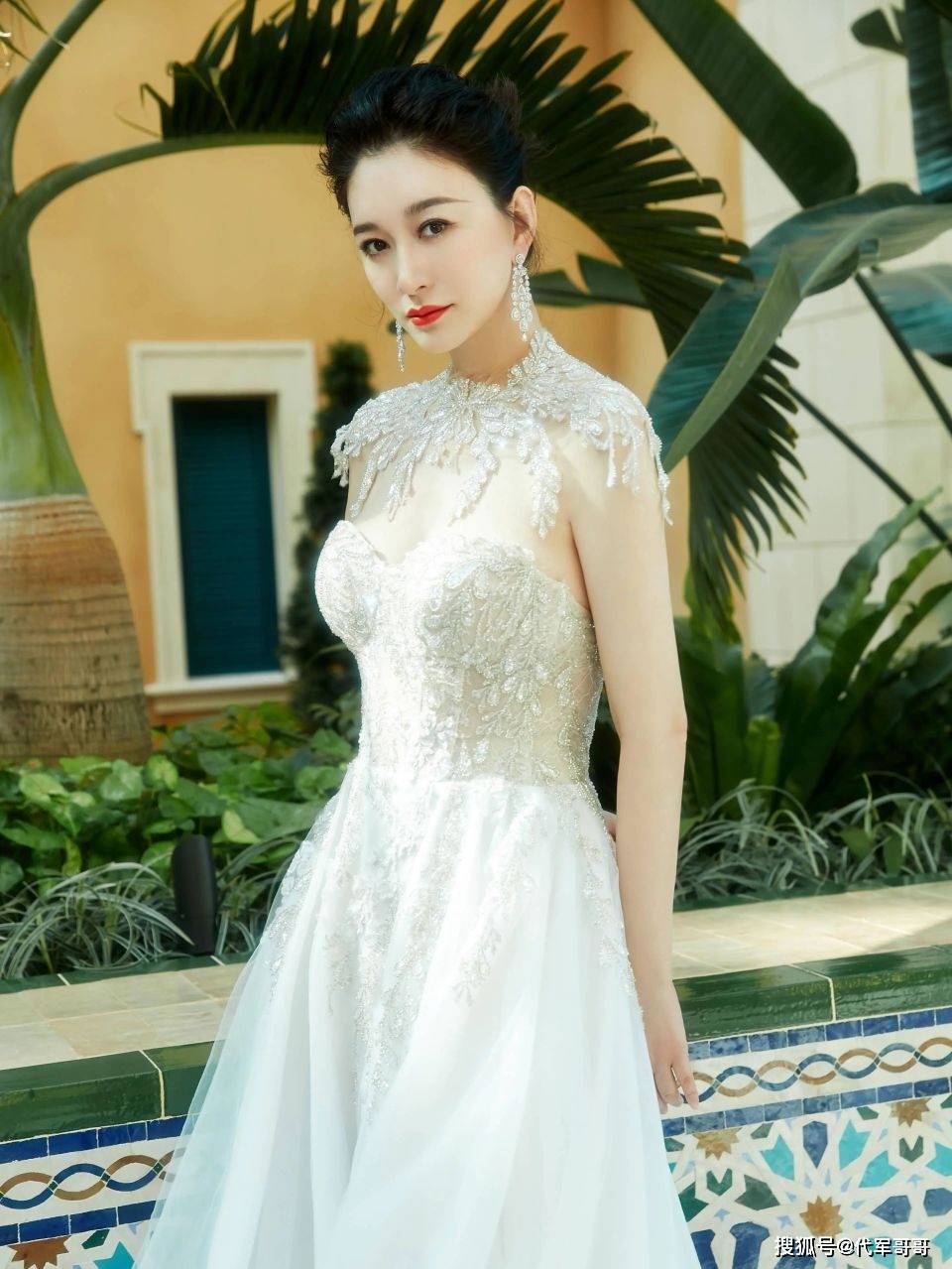 倪虹洁身材真绝上热搜，40+还能这么拼的女星还有谁？插图1