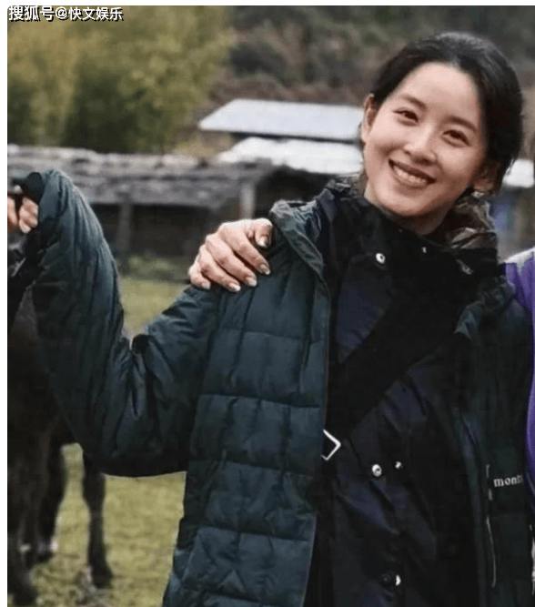 32岁章泽天海外生活曝光，爬山缺水嘴唇干裂，婚姻改变人生惹热议插图