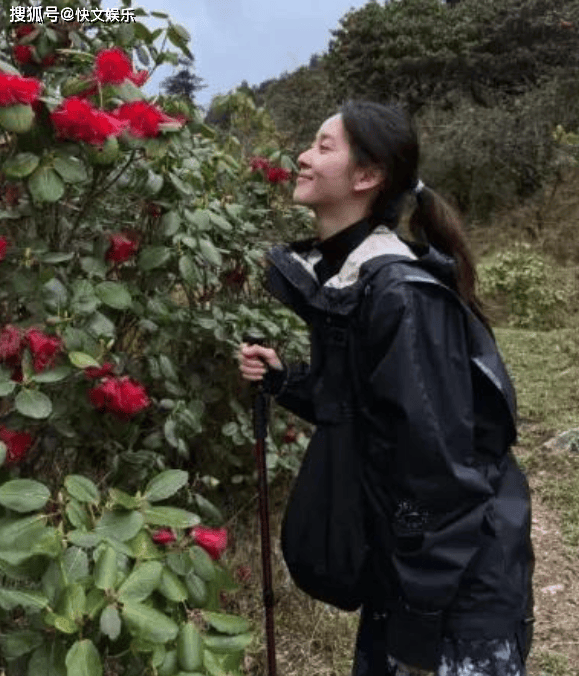 32岁章泽天海外生活曝光，爬山缺水嘴唇干裂，婚姻改变人生惹热议插图1