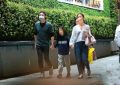 林心如霍建华一家三口近照曝光，手牵手散步超甜蜜，8岁小海豚长高啦缩略图