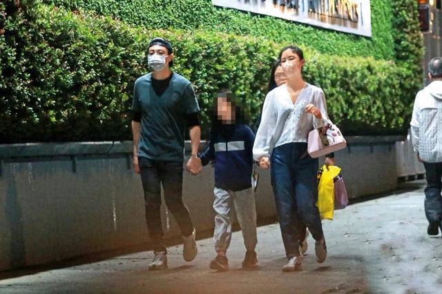 林心如霍建华一家三口近照曝光，手牵手散步超甜蜜，8岁小海豚长高啦插图