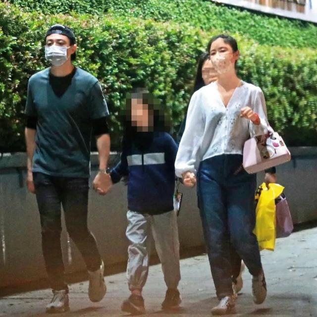 林心如霍建华一家三口近照曝光，手牵手散步超甜蜜，8岁小海豚长高啦插图1