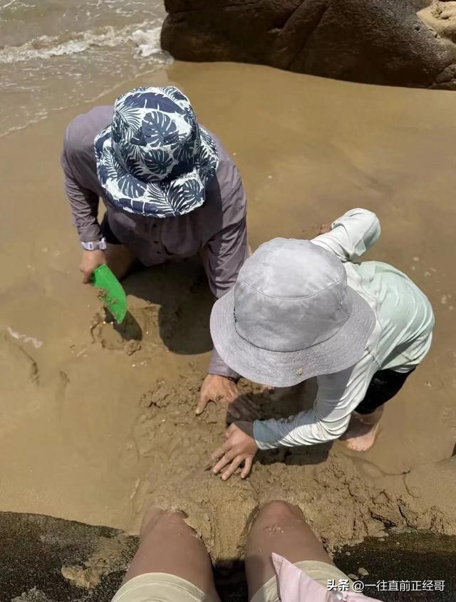 周一围难得晒小儿子正面照，父子海边玩沙子，小小周圆嘟嘟好萌插图