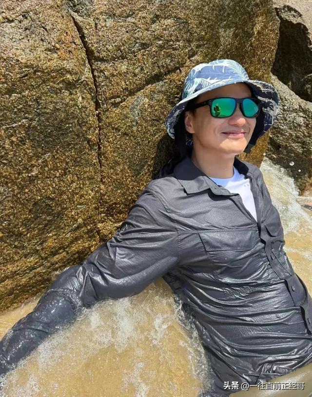 周一围难得晒小儿子正面照，父子海边玩沙子，小小周圆嘟嘟好萌插图1