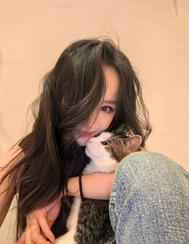 杨幂晒立夏美照，和猫咪贴贴好有爱插图1