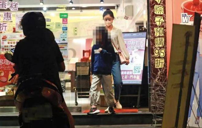 林心如霍建华带娃出门，霍建华秒变女儿奴，8岁小海豚萌翻了插图1