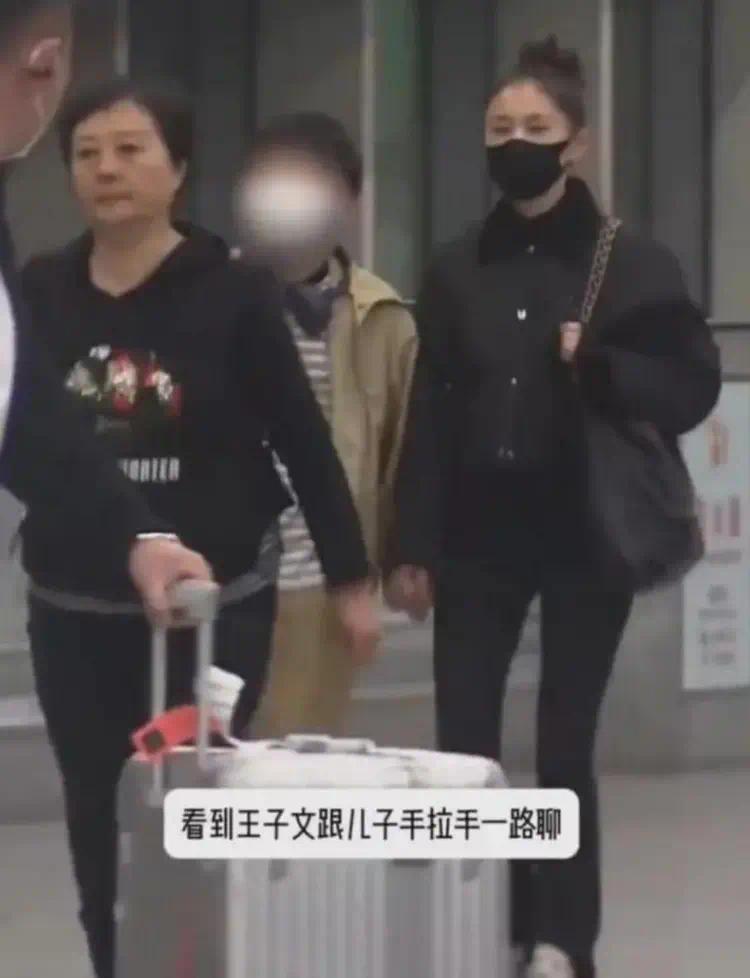 38岁王子文带儿子逛街被撞见，12岁豆芽个子快超过妈妈了插图