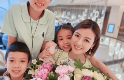 43岁港姐冠军当妈三次，身材还超正，穿低胸裙在草地上享受春天缩略图